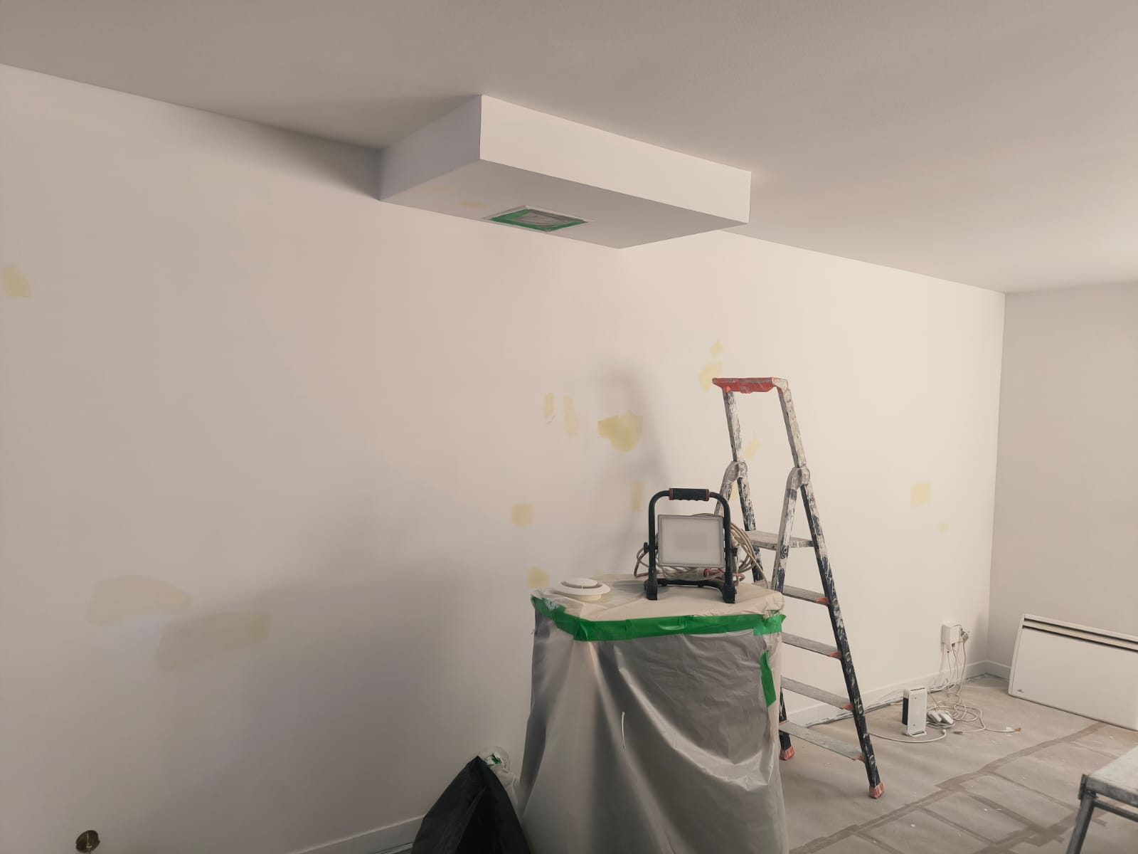 Préparation d'un mur, enduit en cours avant peinture